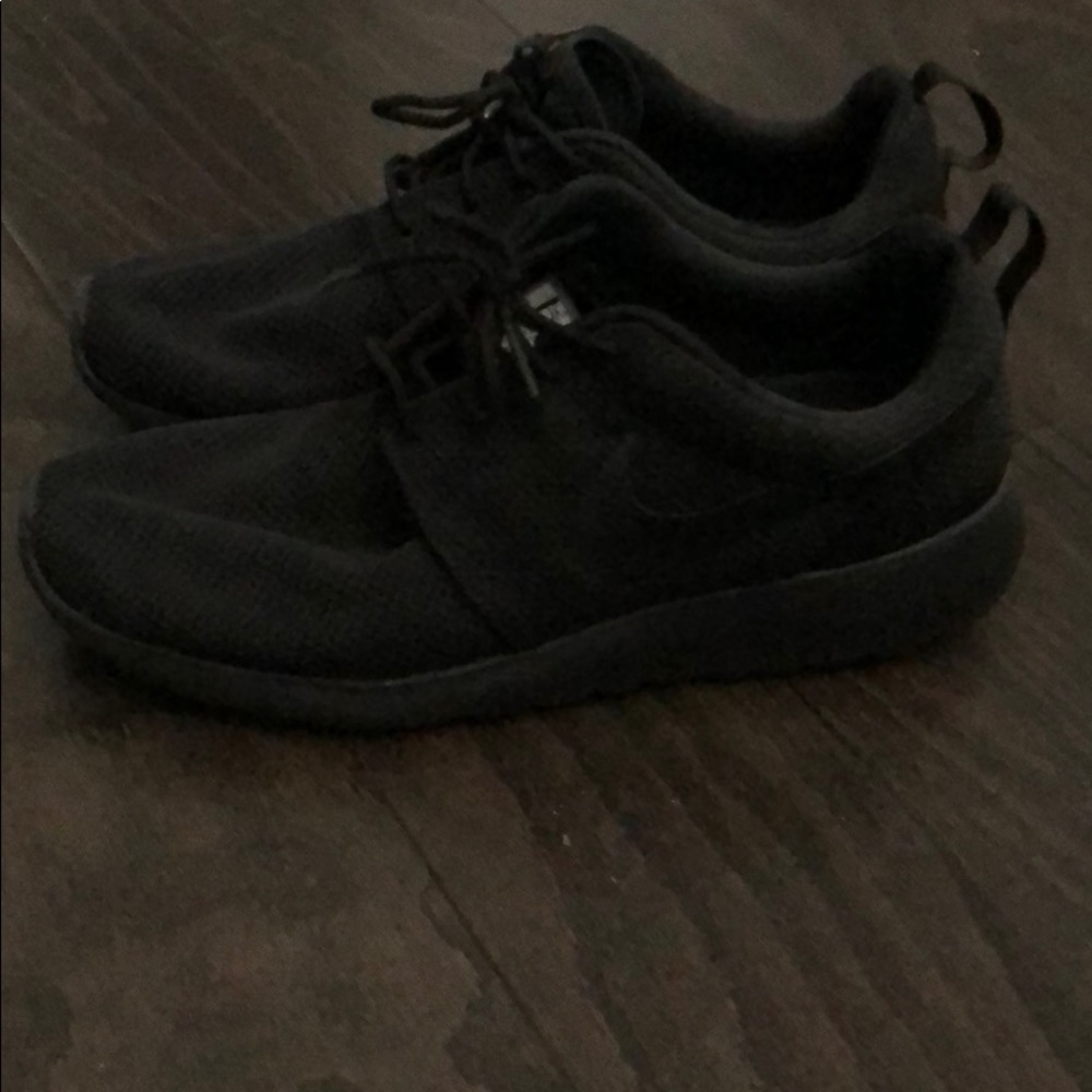 Men’s Nike roshe all black size 10